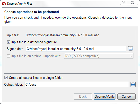 使用可能な復号化および実行する検証オプションを表示します。 MySQL インストーラ MSI ファイルは、.asc ファイルが「入力ファイル」としてリストされ、.msi ファイルが「署名付きデータ」の下にリストされている例で使用されます。 「入力ファイルは添付解除された署名です」オプションのチェックボックスが選択されています。 「Input file is an archive; unpack with:」オプションが表示されますが、グレー表示されています。 次に、「単一フォルダにすべての出力ファイルを作成」オプションチェックボックスを選択し、例として「C:/docs」が入力された「出力フォルダ」入力フィールドを示します。 使用可能なボタンは、「戻る」(グレー表示)、「復号化/検証」および「取消」です。