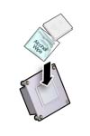 image:An illustration showing how to clean the bottom of the heat sink using an alcohol wipe.